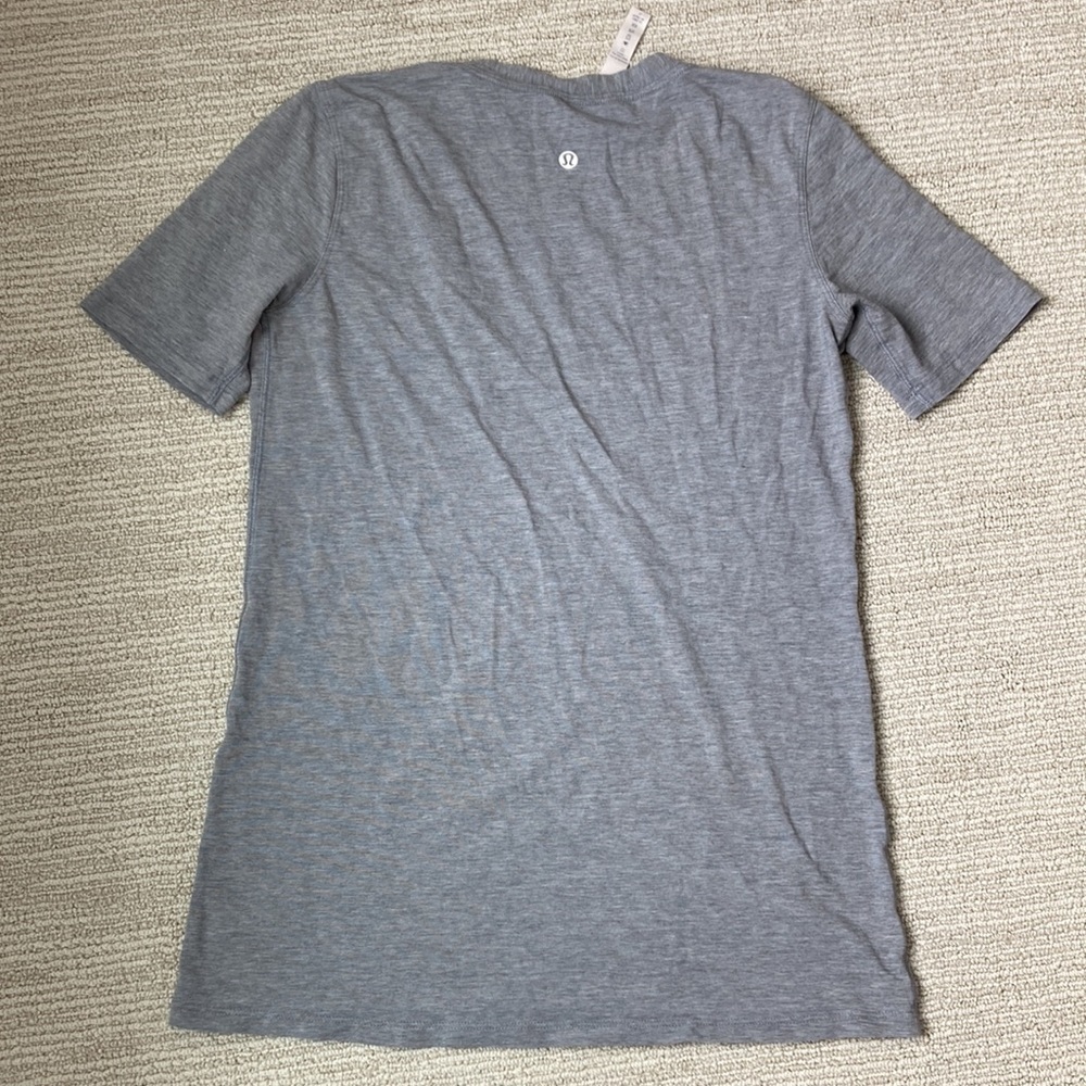 Lululemon grey tee - Picture 4 of 5